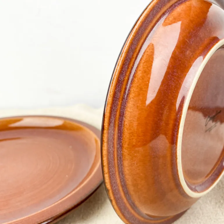 Assiette en grès caramel