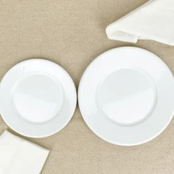 Assiette plate en émail blanc