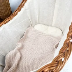 Berceau en osier et couverture en tricot
