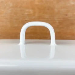 Beurrier en émail blanc avec liseré bleu