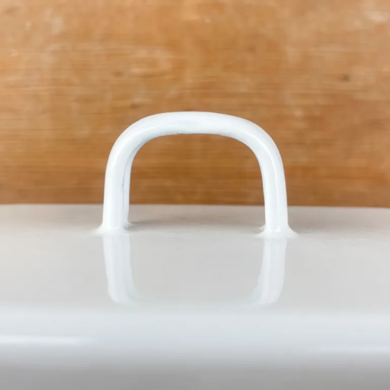 Beurrier en émail blanc avec liseré bleu