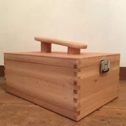 Boite fermée pour l'entretien des chaussures