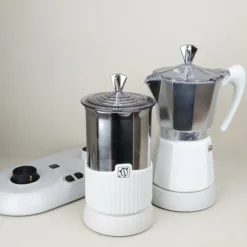 Cafetière et mousseur à lait en aluminium
