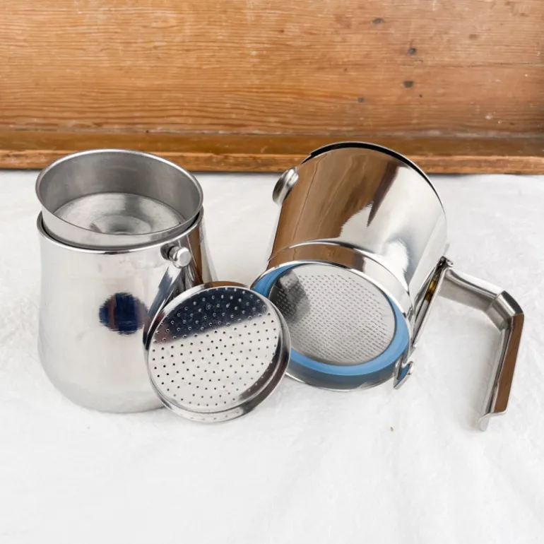 Cafetière italienne avec fermeture par rotation de la poignée