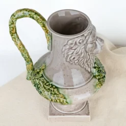 Carafe en céramique à tête de lion