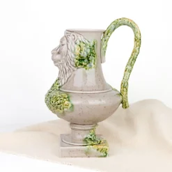 Carafe en céramique à tête de lion