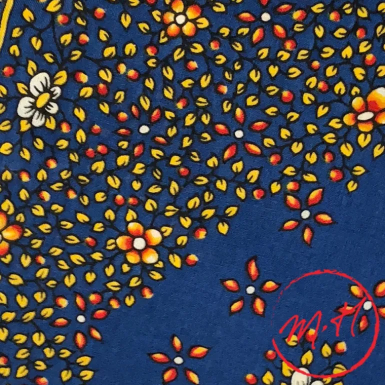 Carré provençal bleu à fleurs jaunes
