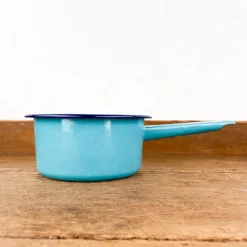 Casserole en émail turquoise
