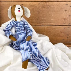 Chien de chiffon en pyjama