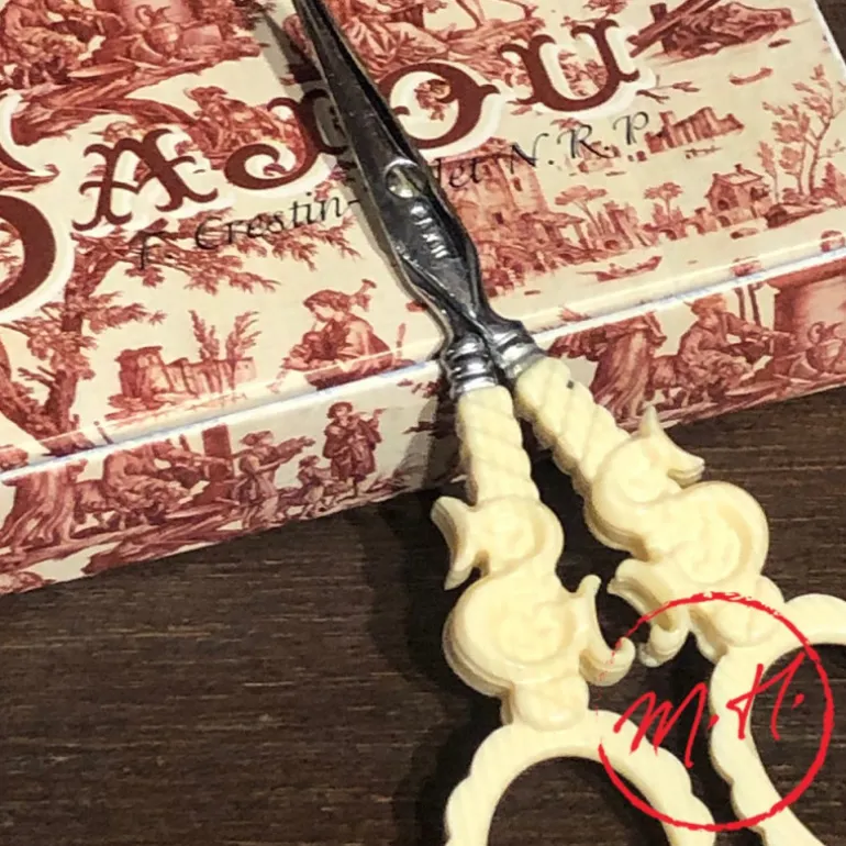 Ciseaux à broder façon ivoire monogrammés