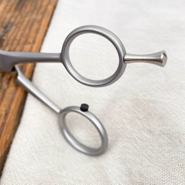 Ciseaux de coiffeur avec poucette à vis