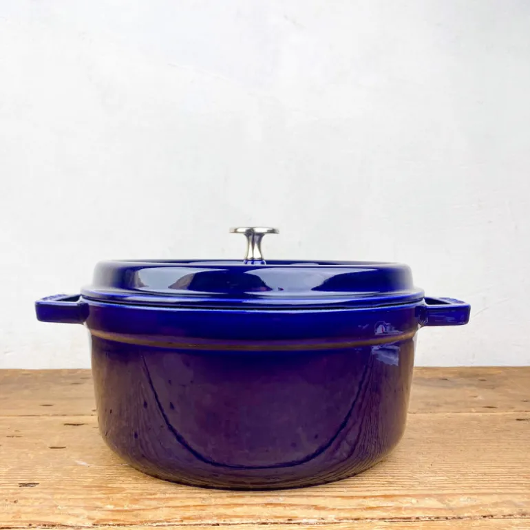 Cocotte en fonte bleu intense