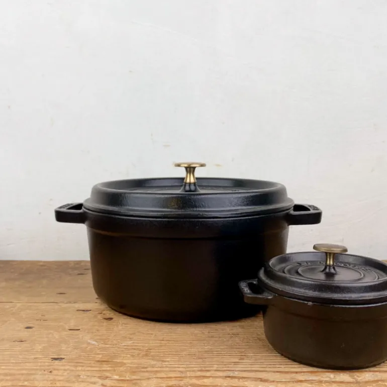 Cocotte en fonte ronde noire mate
