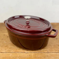 Cocotte ovale en fonte grenat