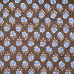 Édredon marron à fleurs bleues