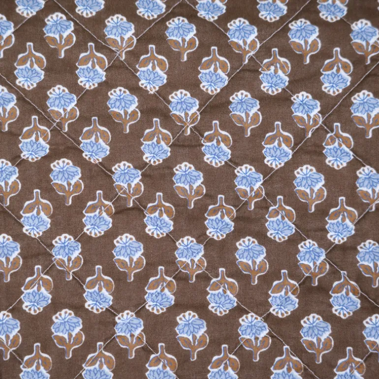 Édredon marron à fleurs bleues