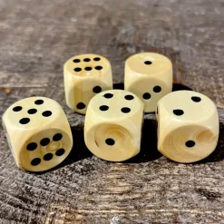 5 dés en buis