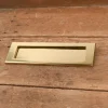 Entrée de boîte aux lettres en laiton avec ressort