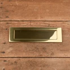 Entrée de boîte aux lettres en laiton avec ressort