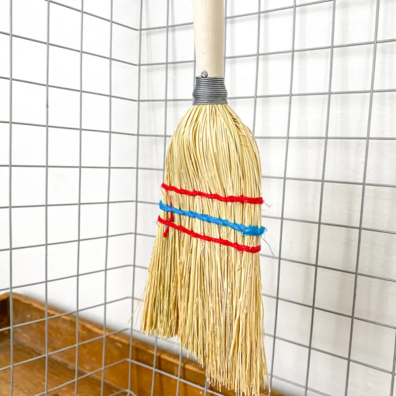Mini balai en paille de riz