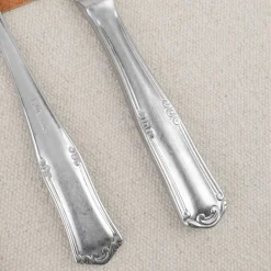 Ménagère 24 pièces en étain orné