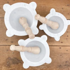 Mortier en marbre avec pilon
