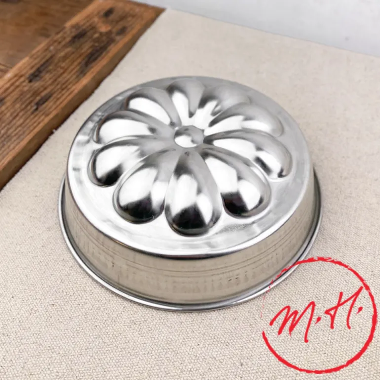 Moule à manqué avec fond rosace en fer blanc