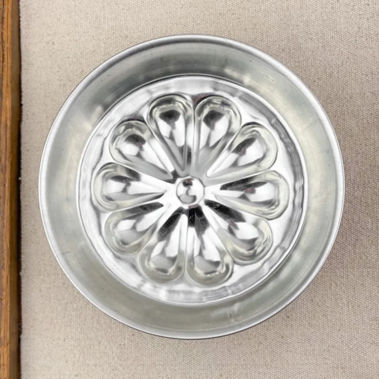 Moule à manqué avec fond rosace en fer blanc