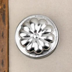 Moule à manqué avec fond rosace en fer blanc