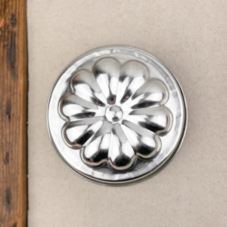 Moule à manqué avec fond rosace en fer blanc