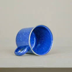 Mug de camping en émail bleu