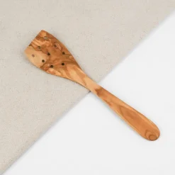 Palette de cuisine perforée en olivier