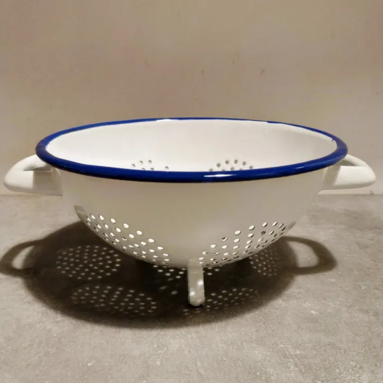 Passoire émail blanc liseré bleu