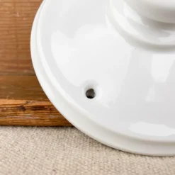 Patère blanche sortie de câble