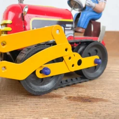 Pelleteuse mécanique rouge et jaune