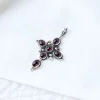 Pendentif croix grenats sur argent