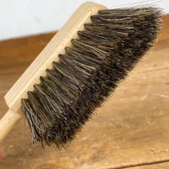 Petite balayette en bois et crin