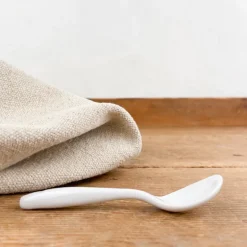 Petite cuillère en porcelaine blanche