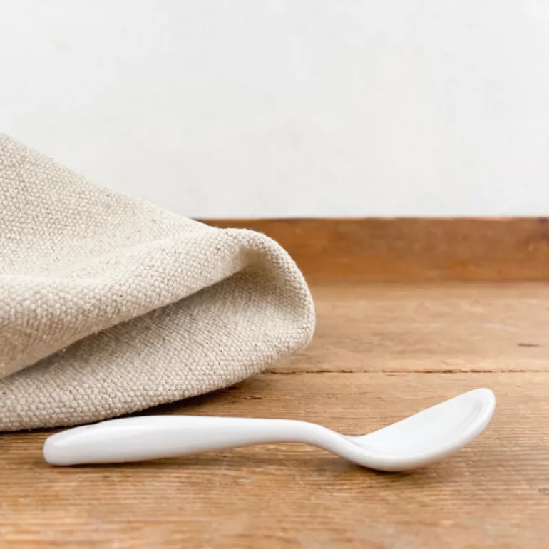 Petite cuillère en porcelaine blanche