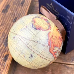 Petit globe terrestre à suspendre