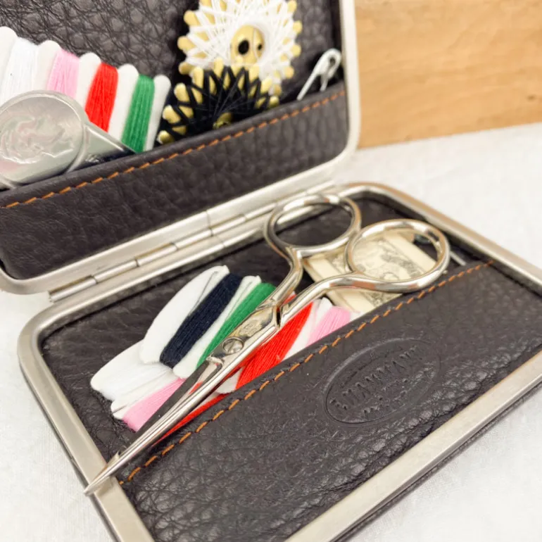 Petit set de couture de voyage en cuir