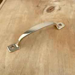 Poignée de meuble en laiton poli