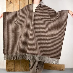 Poncho rayé en laine couleur chocolat/marron foncé