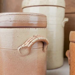 Pot en grès avec couvercle