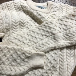 Pull Irlandais en laine tricoté écru