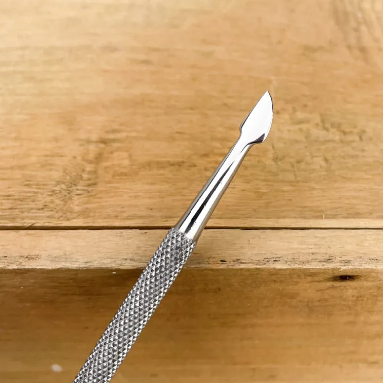 Repousse et retire cuticules