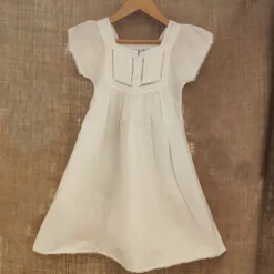 Robe blanche à manches courtes