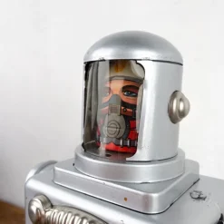 Robot spaceman géant
