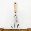 Râteau souple à main manche en bois