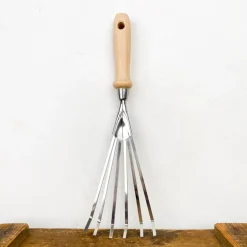 Râteau souple à main manche en bois